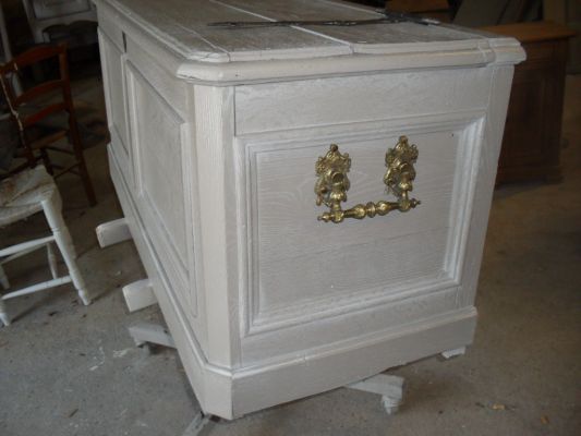 Décapage et finition d'un coffre en pin massif à Velaux